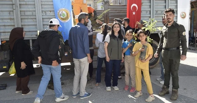 Dicle Orman İşletme Şefliği ilçede yaklaşık bin 500 adet fidan dağıttı Diyarbakır Haberleri