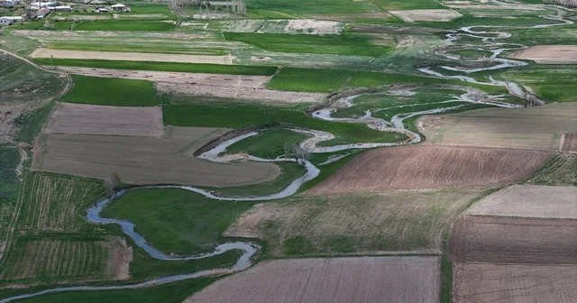 Bozkırda nadir görülen menderes ıslah öncesi dron ile görüntülendi Sivas Haberleri