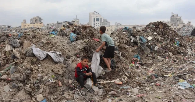 İsrail bombalarının gölgesinde ağır mesai: Gazzeli çocuklar aileleri için hurda topluyor VİDEO İZLE