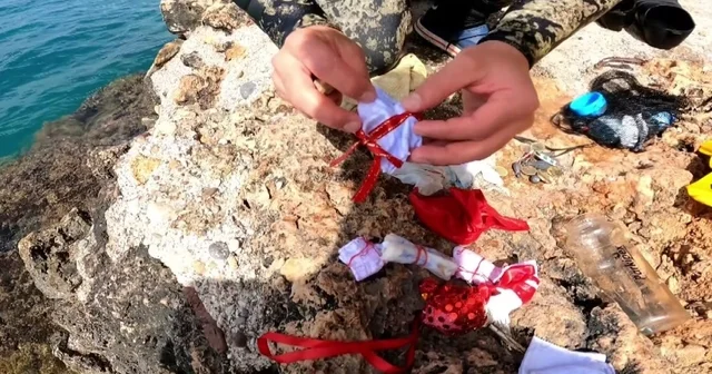 Antalya da denizin dibi dileklerle doldu: Ev, araba ve sağlık istekleri Bir saat içerisinde 1 er liradan 58 lira toplandı Hıdırellez kapsamında denize atılan dileklerin yer aldığı poşet ve kağıtlar, dalgıçlar tarafından toplandı Antalya Haberleri
