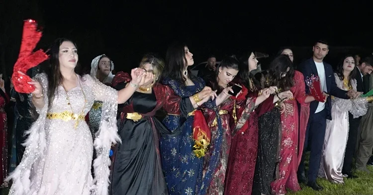 Aşiretlerin ortaklaşa aldığı ayrımcı kararı tanımadılar; kadınlar yine en başa geçti Damadın babasından ders gibi konuşma: Onlar bizim başımızın tacı