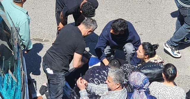Yolun karşısına geçmek isteyen kadın minibüsün altında kaldı, vatandaşlar minibüsü iterek altındaki kadını kurtardı Zonguldak Haberleri