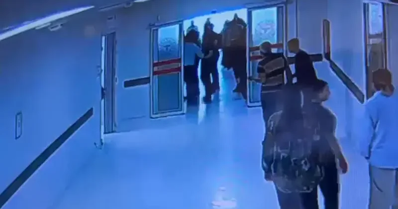 Radyasyon odasına zorla giren hasta yakını, doktora saldırdı