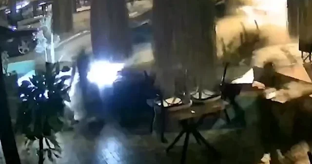 Mersin’de kontrolden çıkan cip kafenin bahçesine daldı VİDEO İZLE