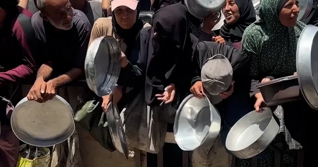 Gazze de yerinden edilmiş Filistinlilere sıcak yemek dağıtıldı VİDEO İZLE