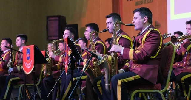 Karaman da Türk Dil Bayramı ve Yunus Emre yi anma etkinlikleri Jandarma Genel Komutanlığı Bandosu nun seslendirdiği şarkılar izleyenleri mest etti Karaman Haberleri