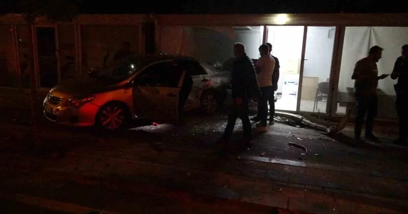 Patlayan lastik felakete yol açtı: Otomobil iş yerine daldı Malatya Haberleri