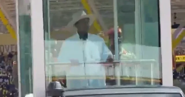 Uganda Cumhurbaşkanı törene yemin törenine cam fanus içinde katıldı VİDEO İZLE