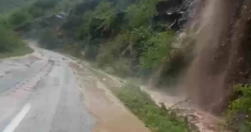 Trabzon Bayburt karayolunda ulaşıma sel engeli