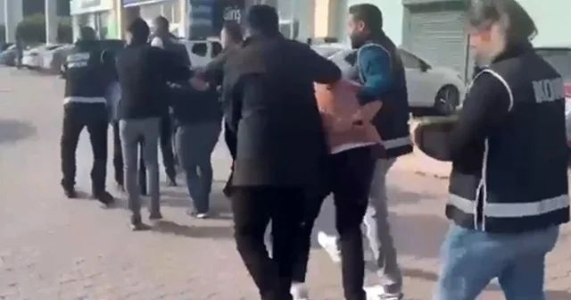 Ruhsatı bulunmayan işletmenin sahibinden 2 milyon TL alan şüphelilere yönelik operasyonun görüntüleri ortaya çıktı Antalya Haberleri