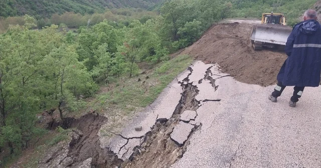 Amasya da köy yolunda heyelan Amasya Haberleri