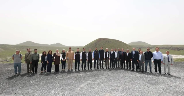 Büyükşehir öncülüğünde hayata geçecek Konya Jeopark Projesi nde saha incelemesi yapıldı Jeopark Projesi kapsamında Karapınar Acıgöl, Meke Maarı ve Karapınar Çölleşme ve Erozyon Araştırma Merkezi nde incelemeler gerçekleştirildi Konya Haberleri