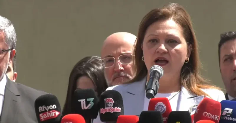 AK Parti ye geçti, belediye önünde halka seslendi: Yeni bir dönem başlattım