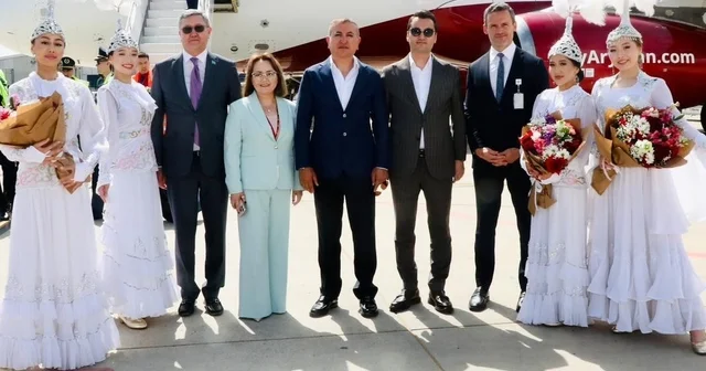 Almatı dan Gazipaşa Alanya Havalimanına ilk uçak seferi su takı seremonisiyle karşılandı Sezon boyunca 96 sefer planlanıyor Antalya Haberleri