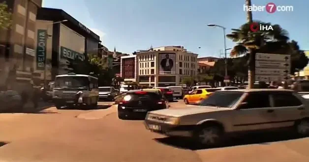 Yaşlı kadın minibüsün altında kaldı: İşte korkunç kazanın görüntüleri