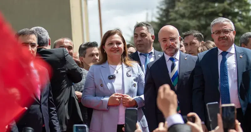AK Parti ye geçen Burcu Köksal a, Afyonkarahisar Belediyesi önünde mehterli karşılama
