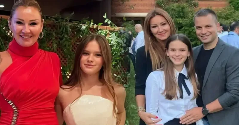 Anne kız ödül töreninde: Pınar Altuğ un kızı Su Atacan güzelliğiyle büyüledi!