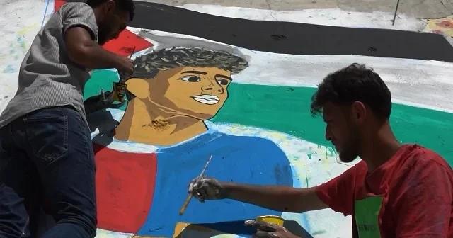 Filistinli sanatçılar enkaz üzerine Lamine Yamal ın portresini resmetti VİDEO İZLE