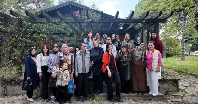 Gediz de otizmli çocuklar için anlamlı farkındalık Sosyal hayatta karşılaşılan engeller ve çevre duyarsızlığı masaya yatırıldı, otizmli çocuk anneleri sıkıntılarını anlattı Kütahya Haberleri