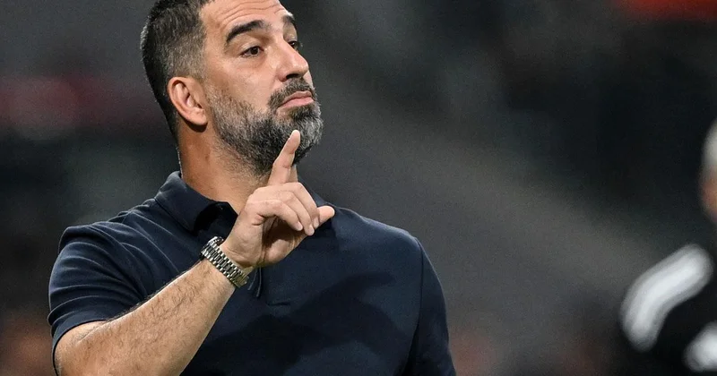 Arda Turan ın maçında hava saldırısı alarmı verildi! Mücadele üçüncü kez durdu