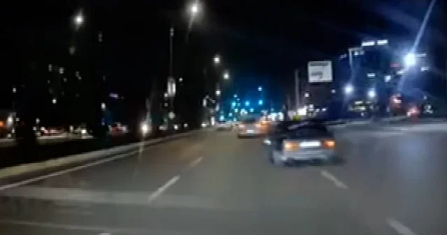 Makas atarken otomobile arkadan çarptı VİDEO İZLE