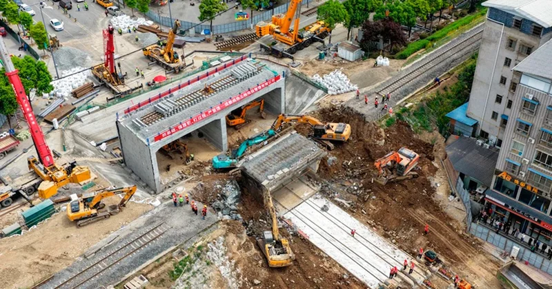 2.500 tonluk dev köprüyü 24 saatte yerleştirdiler: Mühendislikte şov yaptılar Sözcü Gazetesi