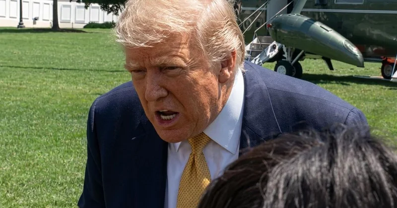 Muhabirin sorusu Trump ı küplere bindirdi: Aptal, sen zeki biri değilsin