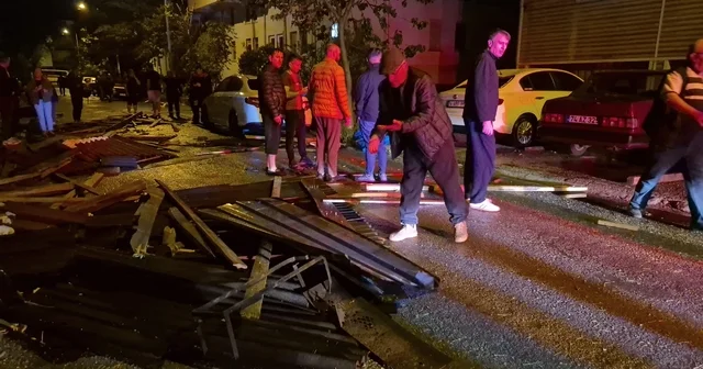 Şiddetli fırtına evin çatısını uçurdu, 6 araç hasar gördü... O anlar kamerada Bartın Haberleri