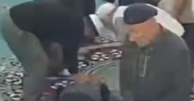 Camide kalp krizi geçiren kişi imamın müdahalesiyle hayatta kaldı VİDEO İZLE