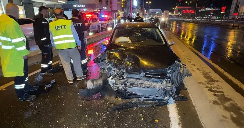 Avcılar da üç aracın karıştığı zincirleme kaza: 2 yaralı