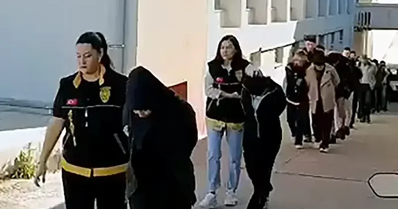 Telefonda kendilerini kamu görevlisi olarak tanıtıp, 14 milyon lira dolandıran çete çökertildi