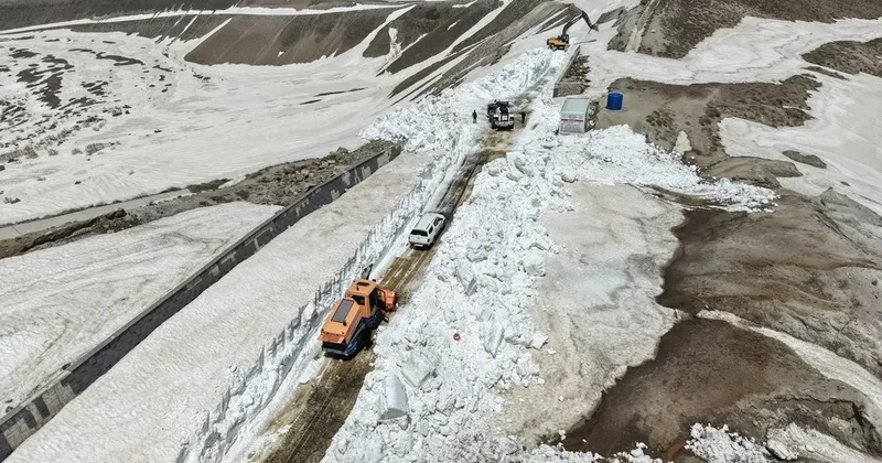 Kar kalınlığının 7 metreyi bulduğu Nemrut yolunda çalışma başlatıldı