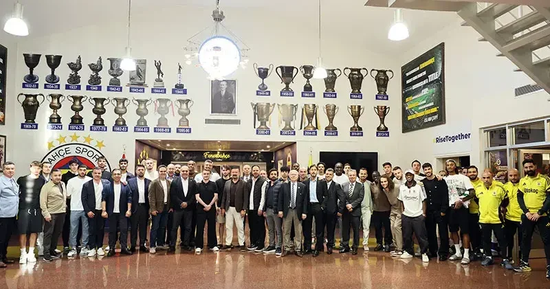 Fenerbahçe’de başkan Saran ve yöneticiler, A takımla yemekte bir araya geldi