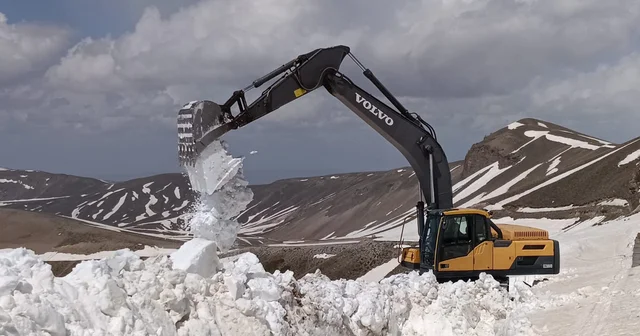 Nemrut Gölü yolunda 10 metreyi bulan karla mücadele çalışması tamamlandı Bitlis Haberleri