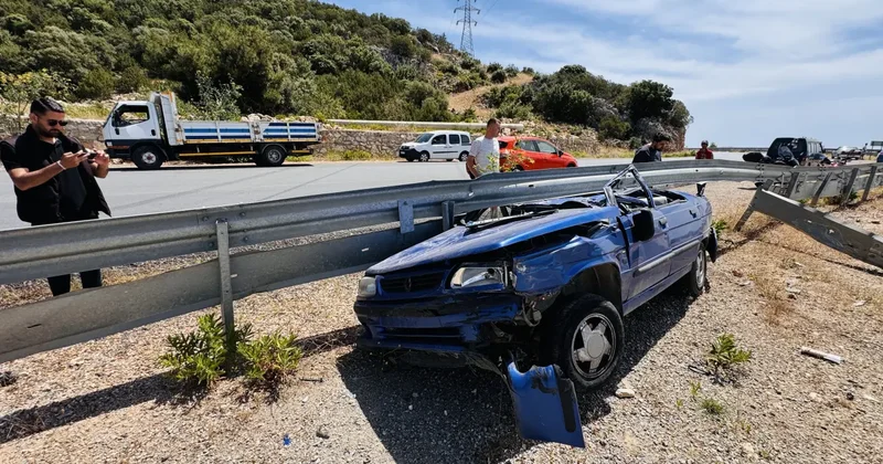 Ölümden döndü! Bariyerlere saplanarak tavanı parçalanan otomobilin sürücüsü yaralandı