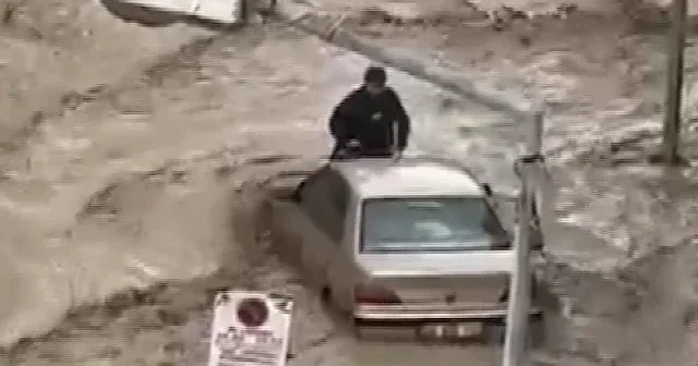Samsun da sel felakete yol açtı: Aracın üzerinde hayata tutundu VİDEO İZLE