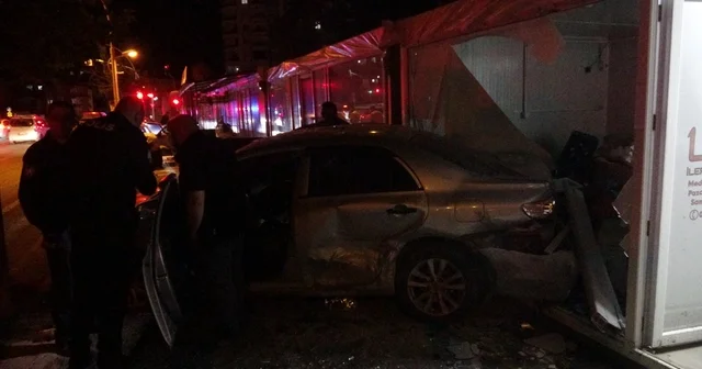 Kontrolden çıkan otomobilin çarptığı araç iş yerine daldı Malatya Haberleri