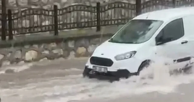 Ankara’da sağanak yağış hayatı olumsuz etkiledi: Yollar göle döndü VİDEO İZLE