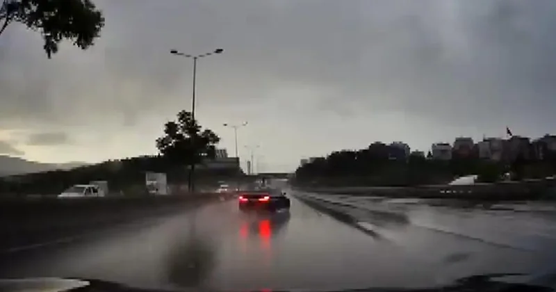 Yer: İstanbul! D 100 de yağışın etkisiyle kayan otomobil bariyere çarptı