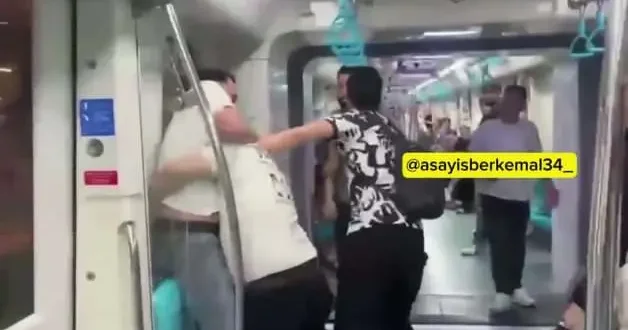 Marmaray’da kavga ettiler kavgayı ayırmaya çalışan güvenliğe saldırdılar!
