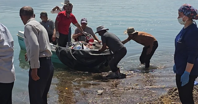 Siirt te bahçede fenalaşan hasta, tekneyle ambulansa ulaştırıldı Siirt Haberleri