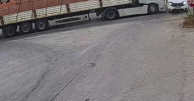 Kameralara yansıyan kaza ucuz atlatıldı: Tır, yola kayan kamyonete çarptı Tuğla yüklü tırın çarptığı kamyonet metrelerce sürüklendi, facia şans eseri yaşanmadı Karabük Haberleri