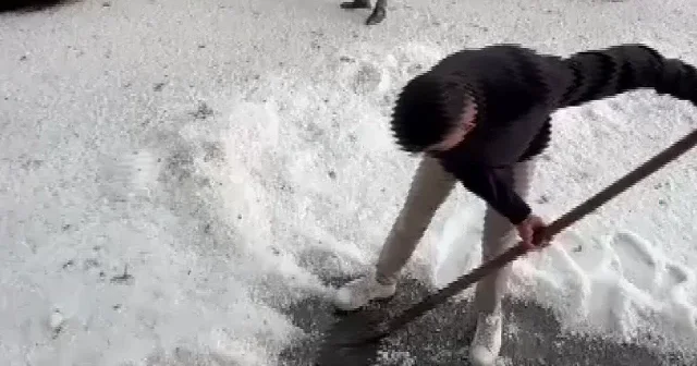 Kars a kar gibi dolu yağdı: Vatandaşlar kürekle yolları temizledi VİDEO İZLE