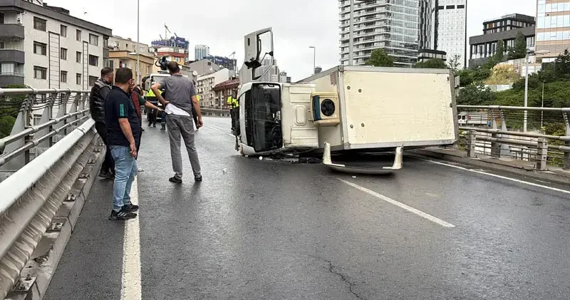 Şişli Bomonti Tünel çıkışında kamyonet devrildi; yol trafiğe kapandı