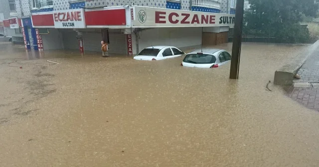 Kırşehir de sağanak: Araçlar sular altında kaldı VİDEO İZLE