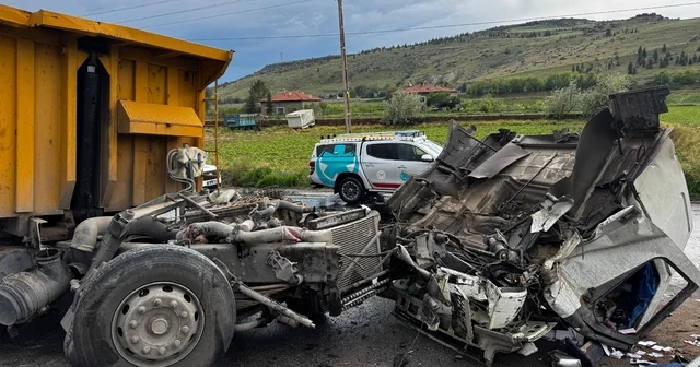 Kayseri de hafriyat kamyonu ile lokomotif çarpıştı: 2 yaralı Kayseri Haberleri