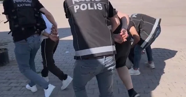 Kayseri de aracın bagajından 4 bin 458 adet uyuşturucu hap ele geçirildi: 3 tutuklama Kayseri Haberleri