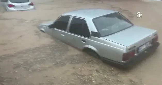 Kırşehir de son yılların en büyük sel felaketi: Kent merkezi suya gömüldü