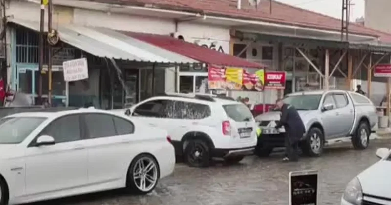 Yer: Ankara! Yağmuru fırsat bilen bir vatandaş arabasını yıkadı