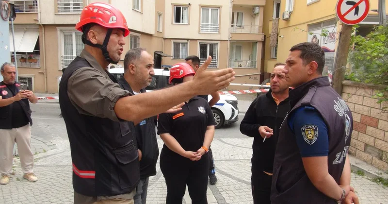 Silivri de Fırtına, Metruk Bina Çatısını Devrildi